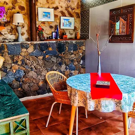 Lucía Lanzarote - Hervideros * Mácher